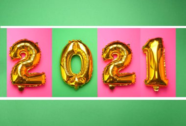 Mutlu yıllar 2021 kutlamaları. 2021 sayılı altın ve gümüş folyo balonları 
