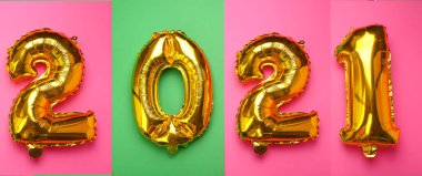 Mutlu yıllar 2021 kutlamaları. 2021 sayılı altın ve gümüş folyo balonları 