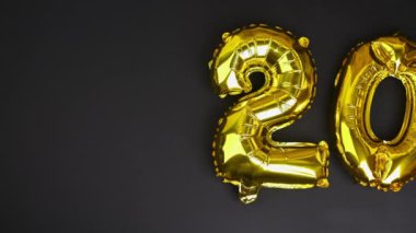 Mutlu yıllar 2021 kutlamaları. 2021 numaralı altın ve gümüş folyo balonları ve siyah arka planda çok renkli bokeh..