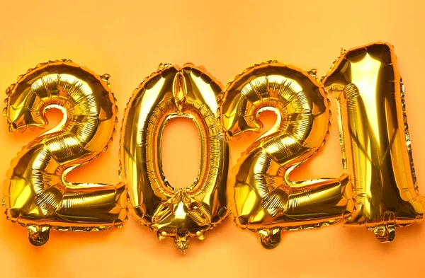 Felice anno nuovo 2021 celebrazione. Palloncini in oro e argento 2021 — Foto Stock