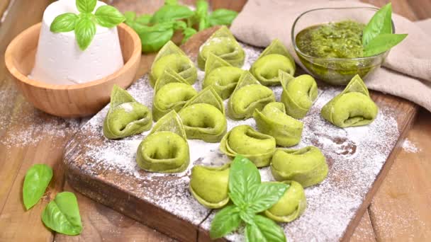 Tortellini e tortelloni piatti tipici emilia italia — Video Stock