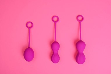 Kadın kegel eğitmeni tutuyor. Latex vajinal vibratör pelvik zemin kaslarını antenle eğitmek için. İnşa için bir cihaz. Kadın Sağlığı.