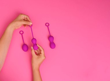 Kadın kegel eğitmeni tutuyor. Latex vajinal vibratör pelvik zemin kaslarını antenle eğitmek için. İnşa için bir cihaz. Kadın Sağlığı.