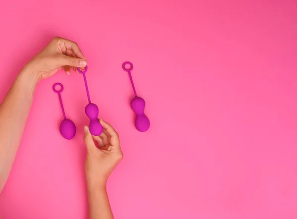 Woman holds a kegel trainer. Latex vaginal vibrator for training the pelvic floor muscles with an antenna. The device for imbuilding. Women Health. — Stock Photo, Image