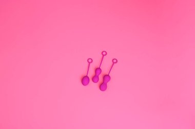 Kadın kegel eğitmeni tutuyor. Latex vajinal vibratör pelvik zemin kaslarını antenle eğitmek için. İnşa için bir cihaz. Kadın Sağlığı.