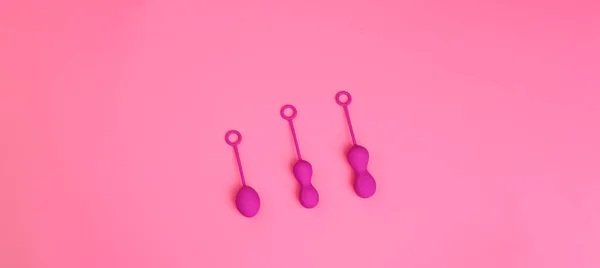 Woman holds a kegel trainer. Latex vaginal vibrator for training the pelvic floor muscles with an antenna. The device for imbuilding. Women Health. — Stock Photo, Image