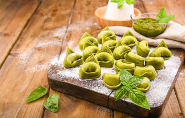 Tortellini ve tortelloni tipik Emilia Italy yemekleri.