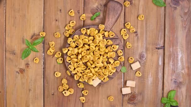 Specialiteiten uit de keuken van Bologna en Emilia Romagna: "Cappelletti", verse eierpasta met vlees- en groentevulling. — Stockvideo