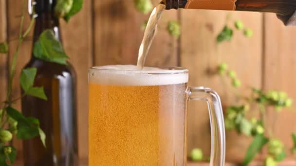 Cerveza. Cold Craft light Cerveza en un vaso con gotas de agua. Pinta de cerveza de cerca — Vídeo de stock