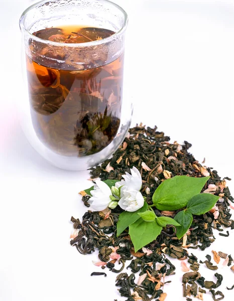 Beyaz arka planda yaseminli yeşil çay. Geleneksel oryantal sağlık içeceği. Kuru çay. — Stok fotoğraf