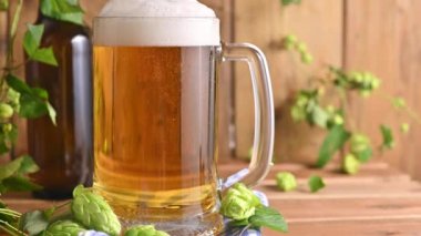 - Bira. Su damlalarıyla dolu bir bardakta soğuk bira. Yarım litre bira. Yakın çekim.