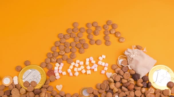 Fondo del Día de San Nicolás. Tarjeta. Vacaciones holandesas Sinterklaas plana con regalos, pepernoten, dulces tradicionales strooigoed. Tarjeta de felicitación navideña con espacio para copiar. — Vídeo de stock