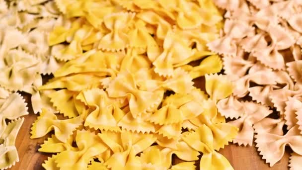 Diverse droge Italiaanse pasta. Met spinazie, champignons en citroensmaak. Langzame beweging en vervaging van het beeld. — Stockvideo