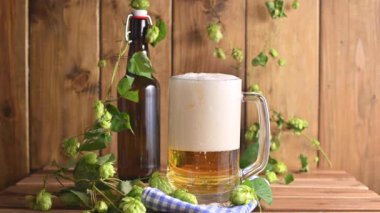 - Bira. Su damlalarıyla dolu bir bardakta soğuk bira. Yarım litre bira. Yakın çekim.