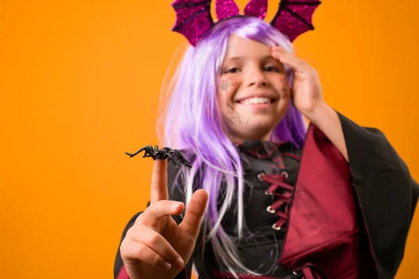 Nadšená holčička v čarodějnickém kostýmu a heloin lucernách — Stock fotografie