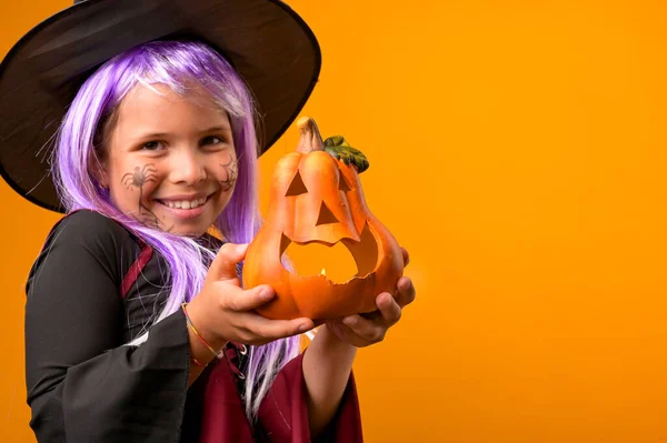 Petite fille enthousiaste en costume de sorcière et lanternes à hélicoïne — Photo