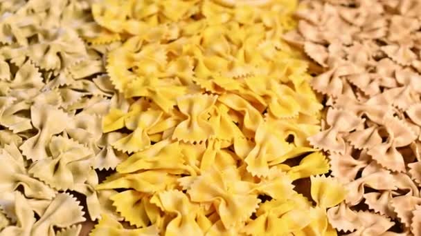 Varias pastas italianas secas. Con sabor a espinacas, champiñones y limón. Movimiento lento del marco y desenfoque de la imagen. — Vídeo de stock