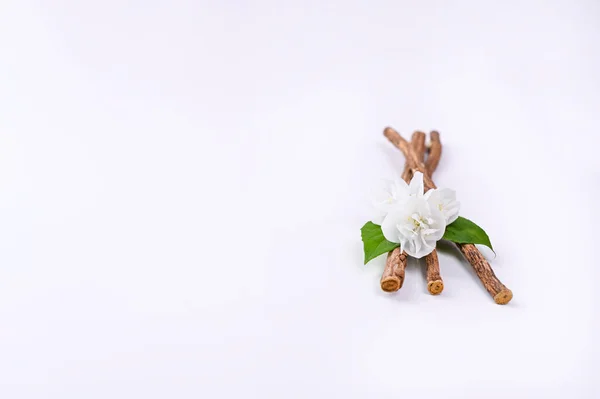Γιασεμί λουλούδια και μπαχαρικά σε λευκό φόντο. Αρωματοθεραπεία με λάδι γιασεμιού. Λουλουδάκια γιασεμιού. Αντιγραφή χώρου — Φωτογραφία Αρχείου