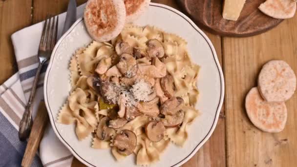 Schmetterlingsnudeln mit Champignons und Parmesan-Sauce. Typisch italienische Küche aus dem Süden Italiens. — Stockvideo