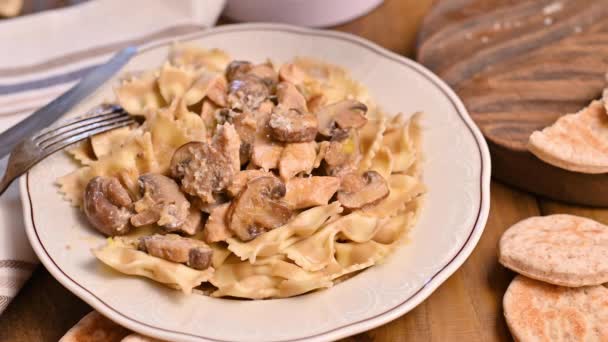 Vlinderpasta met champignons en parmezaanse kaassaus. Typische Italiaanse keuken uit het zuiden van Italië. — Stockvideo
