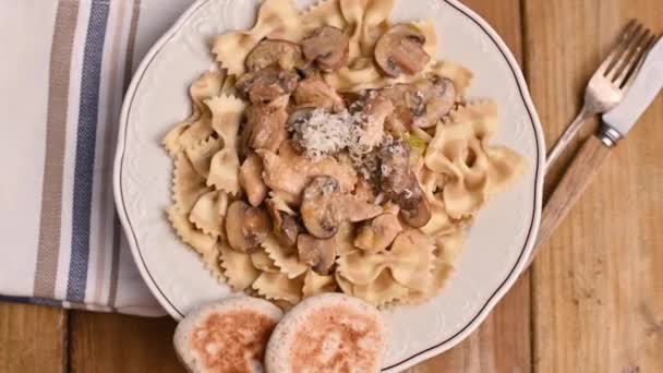 Schmetterlingsnudeln mit Champignons und Parmesan-Sauce. Typisch italienische Küche aus dem Süden Italiens. — Stockvideo