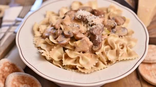 Pasta de mariposa con champiñones y salsa de queso parmesano. Cocina típica italiana del sur de Italia. — Vídeos de Stock