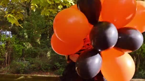 Vrolijk klein meisje verkleed als heks gaat naar een feestje — Stockvideo