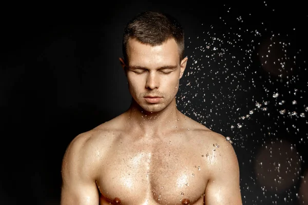 Retrato Masculino Hidratado Agua Salpicada Gotas — Foto de Stock