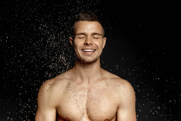 Retrato Masculino Hidratado Agua Salpicada Gotas —  Fotos de Stock