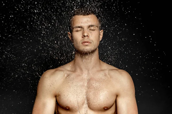 Retrato Masculino Hidratado Agua Salpicada Gotas —  Fotos de Stock