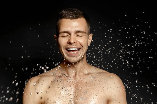 Retrato Masculino Hidratado Respingos Água Gotas — Fotografia de Stock