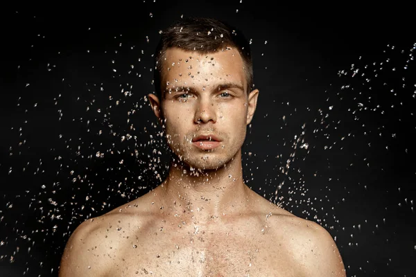 Hydratisiertes Männliches Porträt Wasserspritzern Und Tropfen — Stockfoto