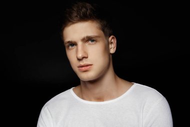 Siyah arka plan üzerine beyaz spor kıyafeti giyen erkek rahat tarzı