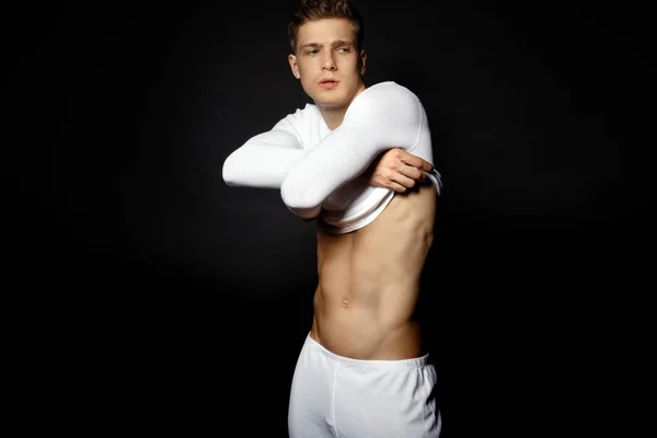 Siyah Arka Plan Üzerine Beyaz Spor Kıyafeti Giyen Erkek Rahat — Stok fotoğraf