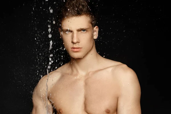 Retrato Hombre Deporte Topless Húmedo Salpicadura Agua Gotas — Foto de Stock