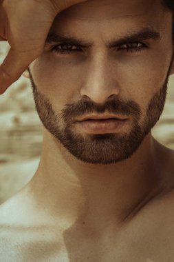 Güçlü yüz erkek model kum ve güneşin sahilde su doğa zemin üzerine