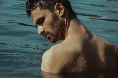 Güçlü yüz erkek model kum ve güneşin sahilde su doğa zemin üzerine