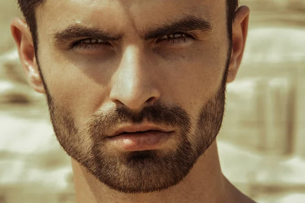 Güçlü yüz erkek model kum ve güneşin sahilde su doğa zemin üzerine