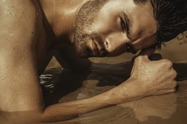 Сильне Обличчя Чоловічої Моделі Фоні Природи Піском Водою Пляжі Заході — стокове фото