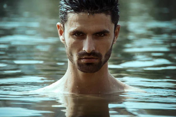 Güçlü yüz erkek model kum ve güneşin sahilde su doğa zemin üzerine