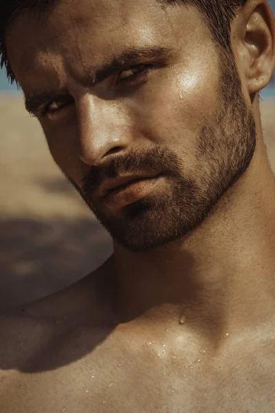 Güçlü yüz erkek model kum ve güneşin sahilde su doğa zemin üzerine