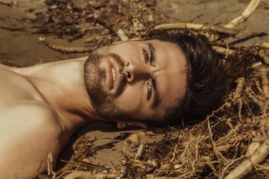 Güçlü yüz erkek model kum ve güneşin sahilde su doğa zemin üzerine