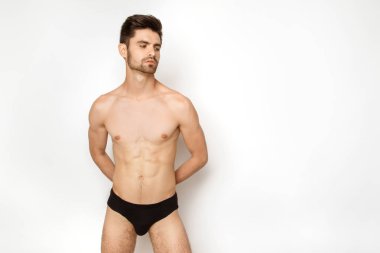 Sökülen güçlü yüz adam izole Studio beyaz arka planda siyah iç çamaşırı