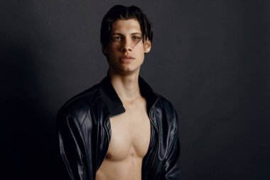 Denim kot ve izole Studio siyah arka plan üzerine siyah deri ceket erkek modeli