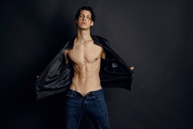 Denim kot ve izole Studio siyah arka plan üzerine siyah deri ceket erkek modeli