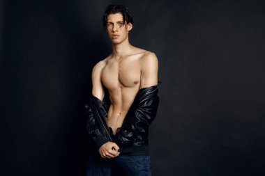 Denim kot ve izole Studio siyah arka plan üzerine siyah deri ceket erkek modeli