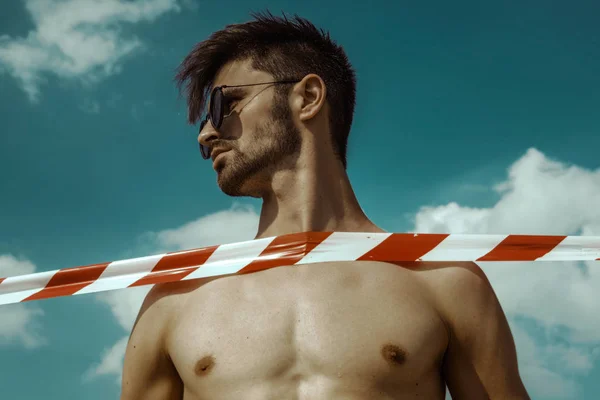 Stark Kommersiell Ansikte Manlig Modell Bär Glasögon Blå Himmel Bakgrund — Stockfoto
