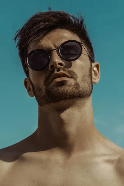 Silne Komercyjnych Twarz Model Mężczyzna Nosi Okulary Tle Niebieskiego Nieba — Zdjęcie stockowe
