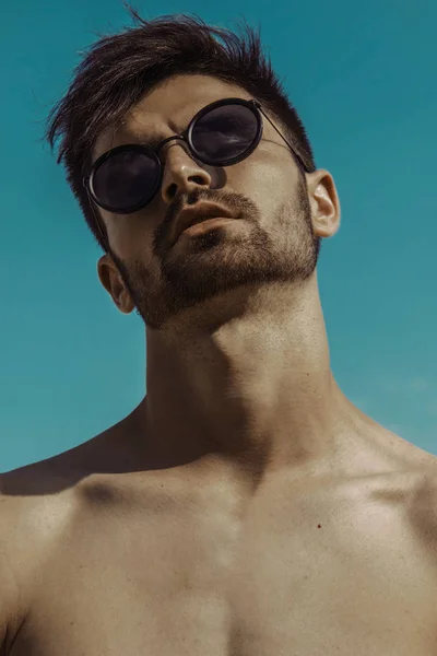 Fuerte Cara Comercial Modelo Masculino Con Gafas Fondo Azul Cielo —  Fotos de Stock