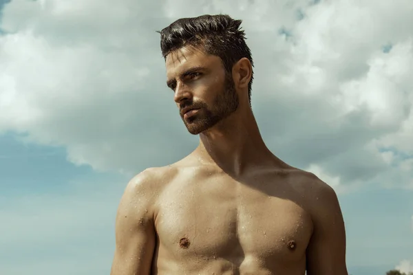 Sterke Gezicht Mannelijk Model Achtergrond Van Natuur Met Water Zand — Stockfoto